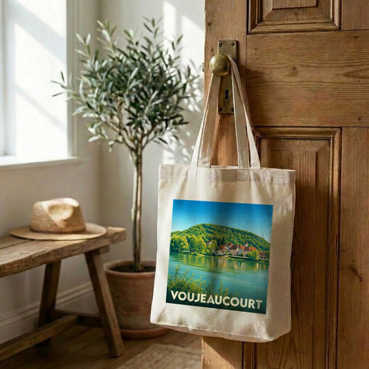 Tote bag souvenir de la ville de Voujeaucourt avec une illustration stylisée.