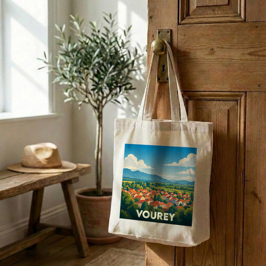Tote bag souvenir de la ville de Vourey avec une illustration paysagère stylisée.