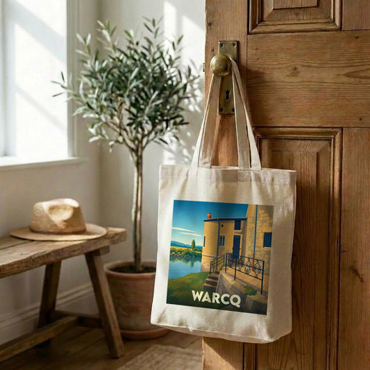 Tote bag souvenir de la ville de Warcq avec une illustration stylisée d'un paysage de bord d'eau.