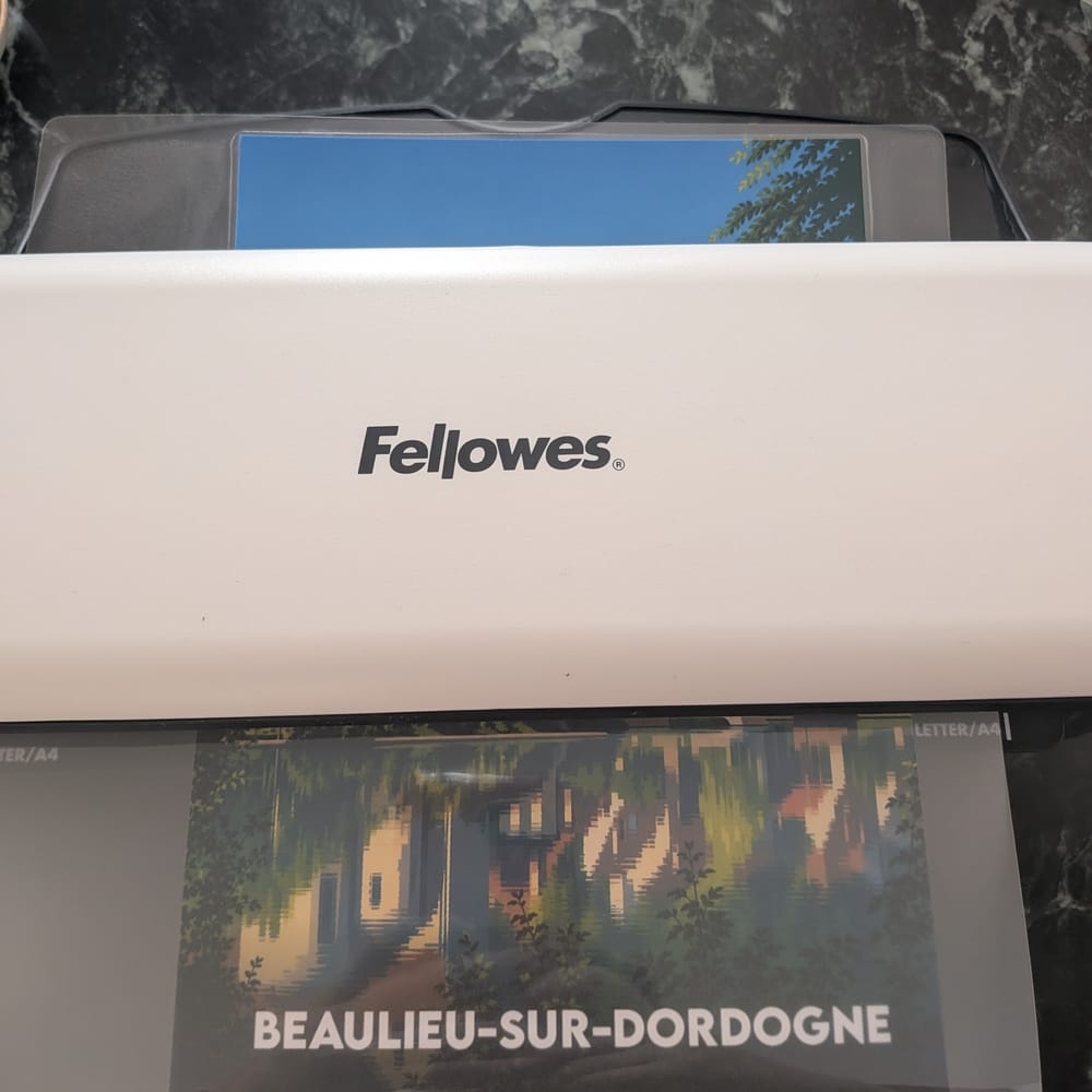 Étape 1 — on plastifie la couverture
