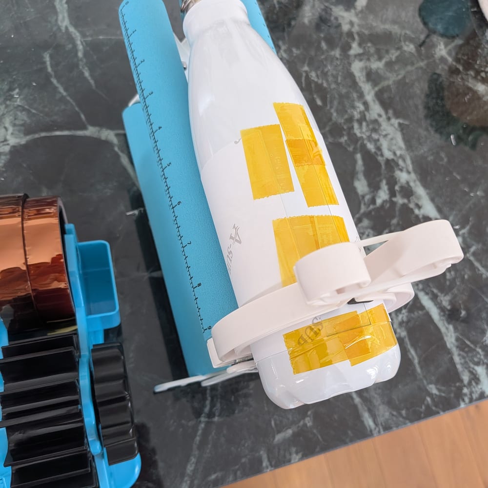 Étape 2 — on habille la gourde à la main